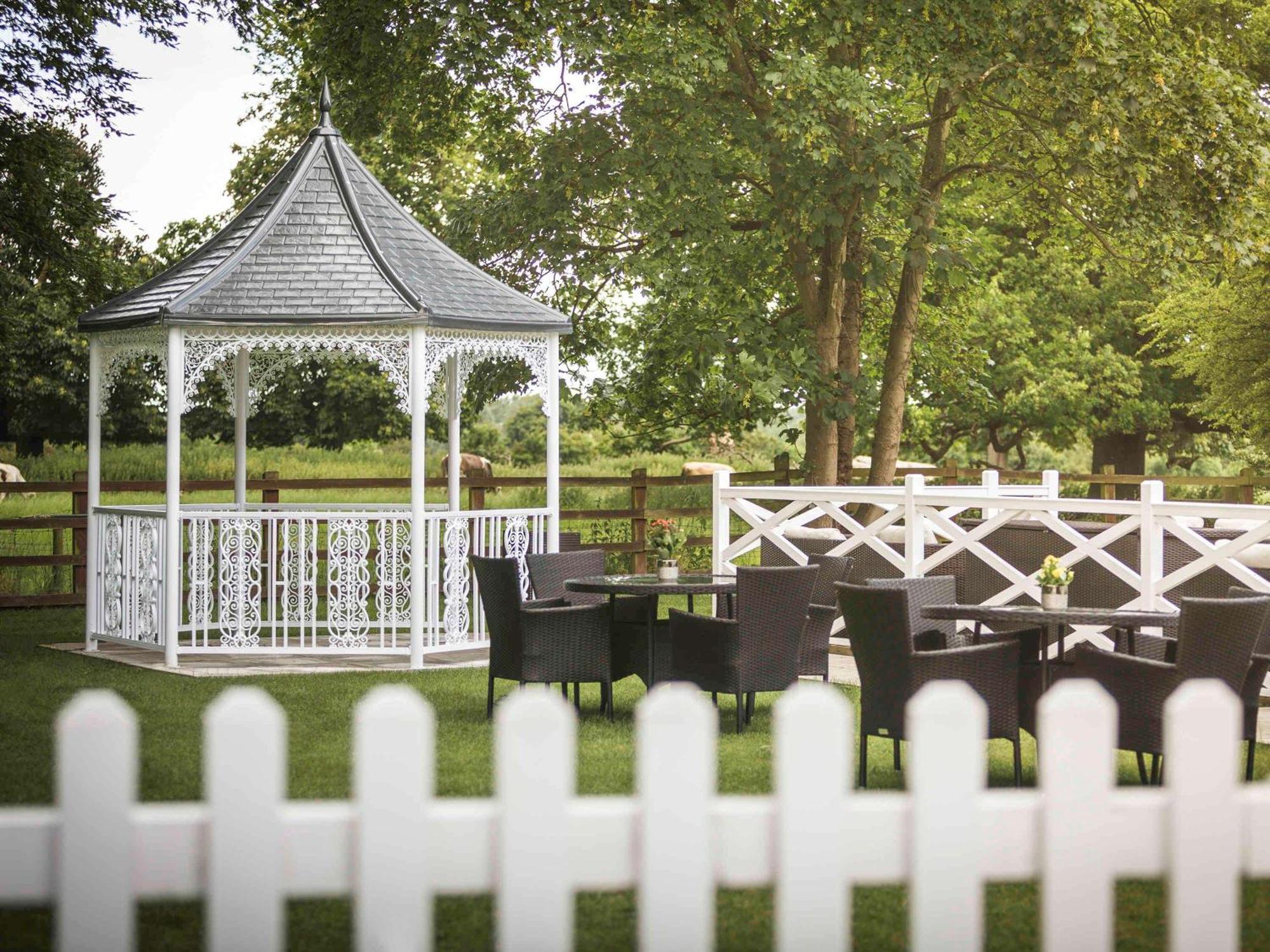 Worldhotels Distinctive Woughton House Hotel Милтън Кейнс Екстериор снимка