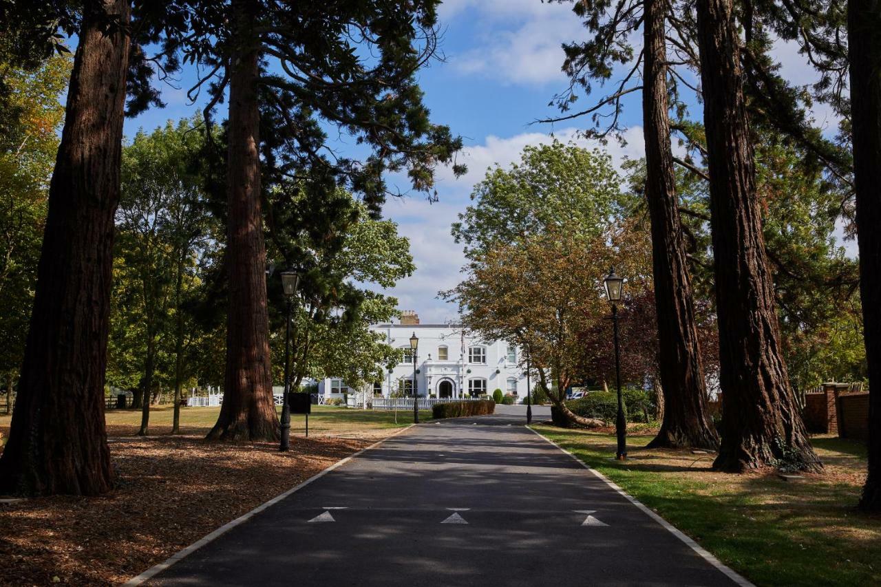 Worldhotels Distinctive Woughton House Hotel Милтън Кейнс Екстериор снимка