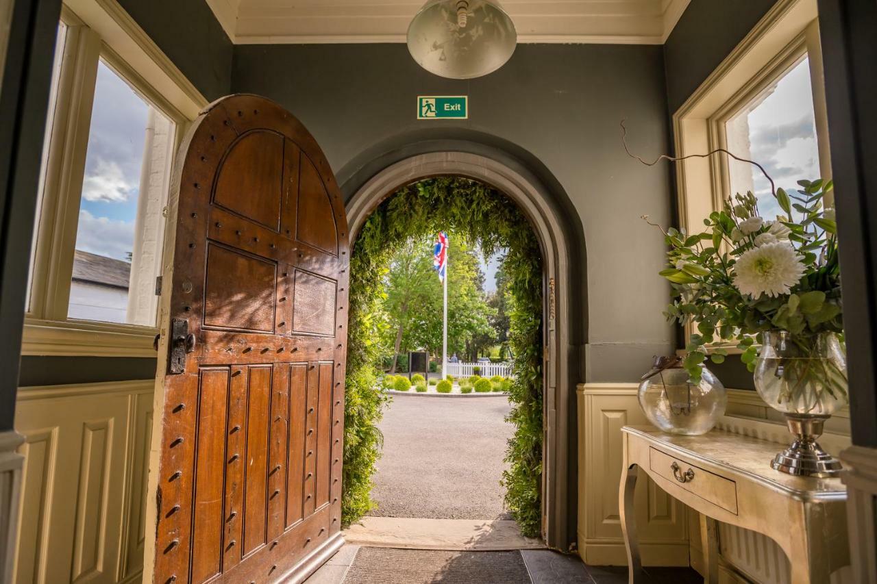 Worldhotels Distinctive Woughton House Hotel Милтън Кейнс Екстериор снимка