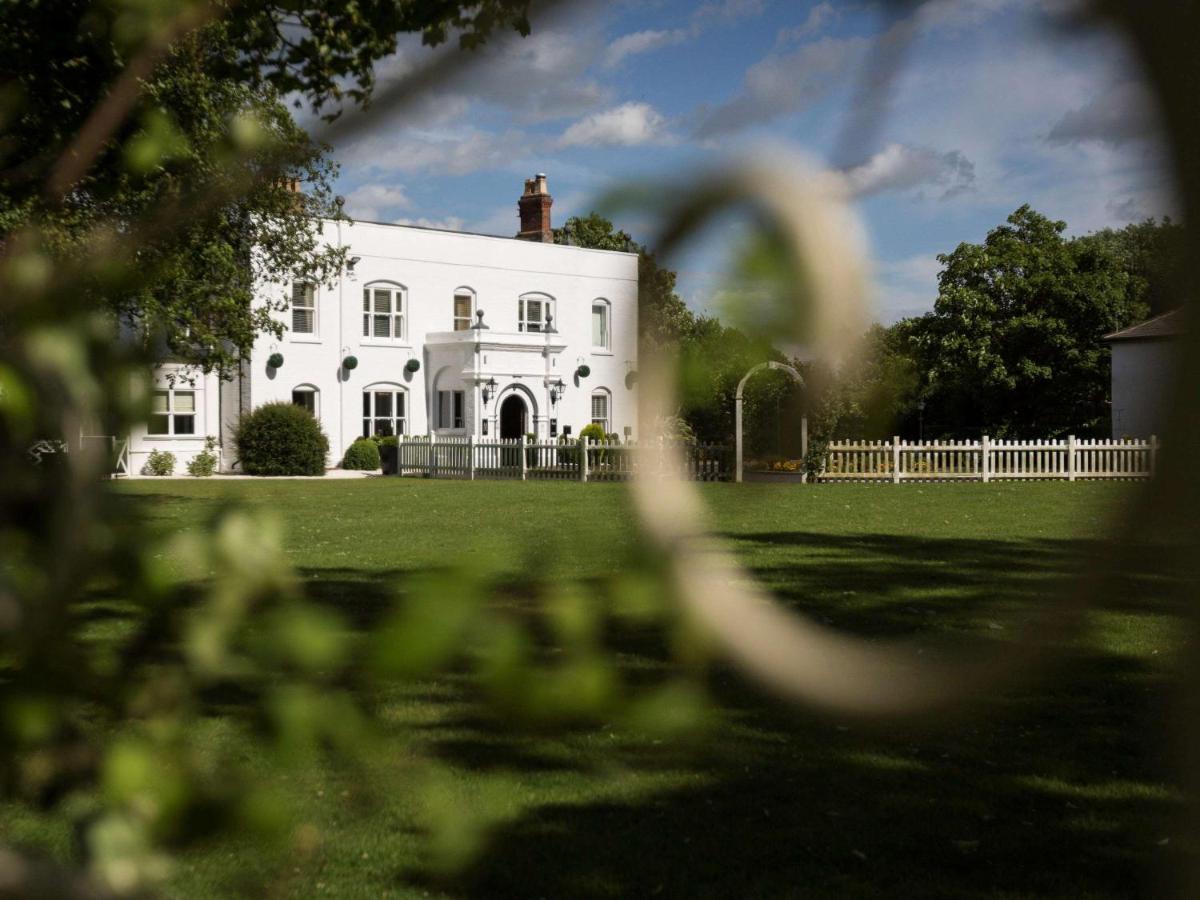 Worldhotels Distinctive Woughton House Hotel Милтън Кейнс Екстериор снимка